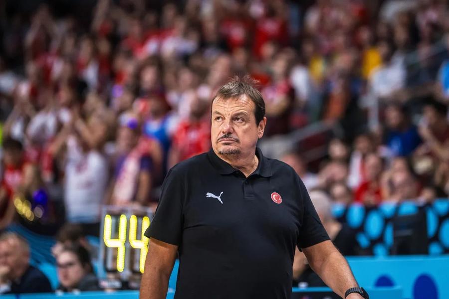 Ergin Ataman, antrenorul Turciei/Foto: fiba.basketball MVP-ul EuroBasket 2025, schimb de replici cu cel mai bun antrenor de la turneul final: „Îmi pare rău, coach, pare că ești rănit”