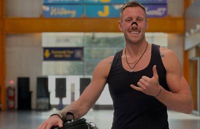 Australianul venit în România a dezvăluit pasiunile sale! Sare cu parașuta, practică jiu-jitsu și construiește o mașină de epocă: „Nu o fac pentru adrenalină”