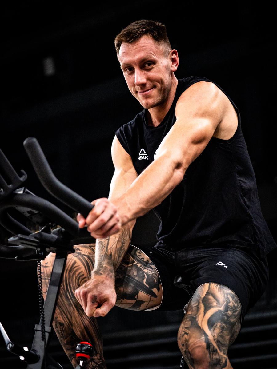 Mitch Creek, în BTarena/Foto: Facebook (U-BT Cluj-Napoca) Australianul venit în România a dezvăluit pasiunile sale! Sare cu parașuta, practică jiu-jitsu și construiește o mașină de epocă: „Nu o fac pentru adrenalină”