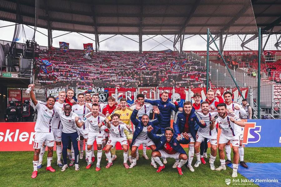 Rakow, victorie în campionat după 4 meciuri, înaintea partidei cu Universitatea Craiova. FOTO: Instagram @rakowczestochowa Diferența între veniturile lui Rakow și ale Universității Craiova » Ce salarii plătește și banii luați din transferuri!