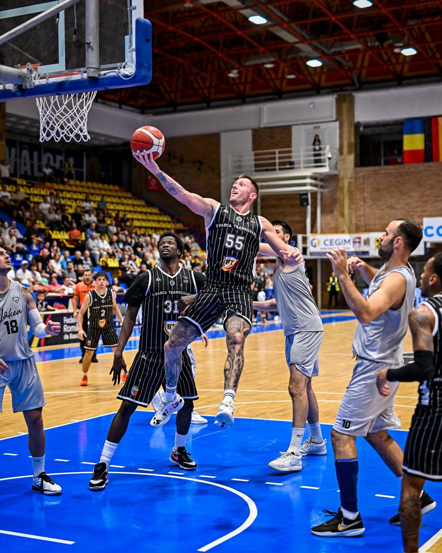 Mitch Creek, aruncând la coș, în maioul lui U-BT Cluj-Napoca/Foto: u-bt.basketball Australianul venit în România a dezvăluit pasiunile sale! Sare cu parașuta, practică jiu-jitsu și construiește o mașină de epocă: „Nu o fac pentru adrenalină”
