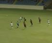 Aedan Scipio (Anguilla) a fost tras de păr de Keon Greene și de Shalon Knight din Antigua și Barbuda, în timpul unui meci din Liga Națiunilor CONCACAF