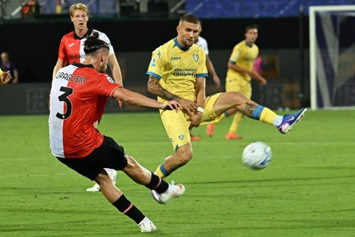 Radu Drăgușin în duel cu Daniel Bîrligea în meciul Fiorentina - Frosinone 0-3 din etapa a 2-a în Serie A / Foto: Imago