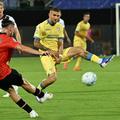 Radu Drăgușin în duel cu Daniel Bîrligea în meciul Fiorentina - Frosinone 0-3 din etapa a 2-a în Serie A / Foto: Imago