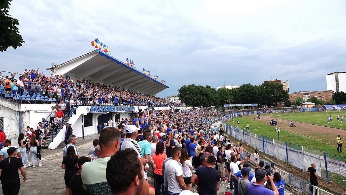 Începe demolarea vechiului stadion al Corvinului Hunedoara
