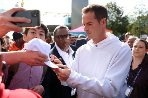 Andy Murray semnând autografe la Laver Cup 2026 Foto: Guliver/GettyImages