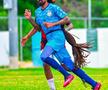 Aedan Scipio (Anguilla) a fost tras de păr de Keon Greene și de Shalon Knight din Antigua și Barbuda, în timpul unui meci din Liga Națiunilor CONCACAF