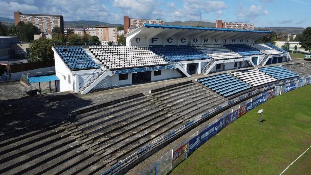 Începe demolarea vechiului stadion al Corvinului Hunedoara