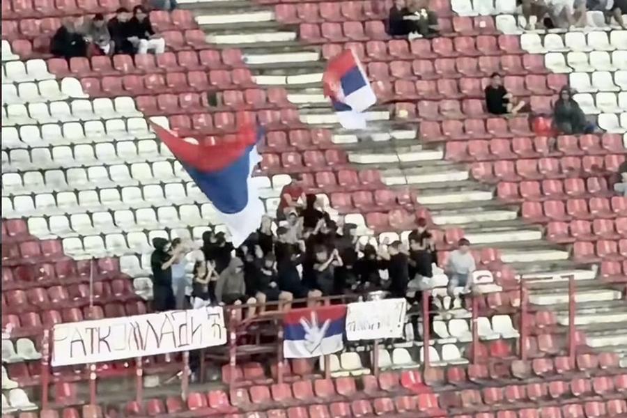 Mesajele afișate în tribună la meciul Serbia - Olanda // foto: sportsport.ba. Chiar înaintea meciului cu România, Bosnia cere ca UEFA să intervină urgent: „Auziți această rușine?!”