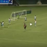 Aedan Scipio (Anguilla) a fost tras de păr de Keon Greene și de Shalon Knight din Antigua și Barbuda, în timpul unui meci din Liga Națiunilor CONCACAF