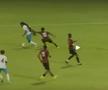 Aedan Scipio (Anguilla) a fost tras de păr de Keon Greene și de Shalon Knight din Antigua și Barbuda, în timpul unui meci din Liga Națiunilor CONCACAF