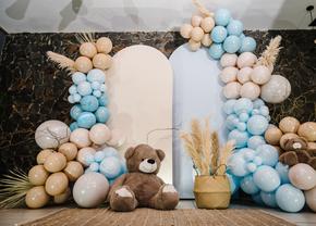Idei de decor pentru botezul unei fetițe: baloane pentru botez și arcade roz de efect