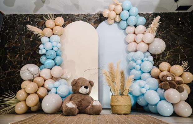Idei de decor pentru botezul unei fetițe: baloane pentru botez și arcade roz de efect