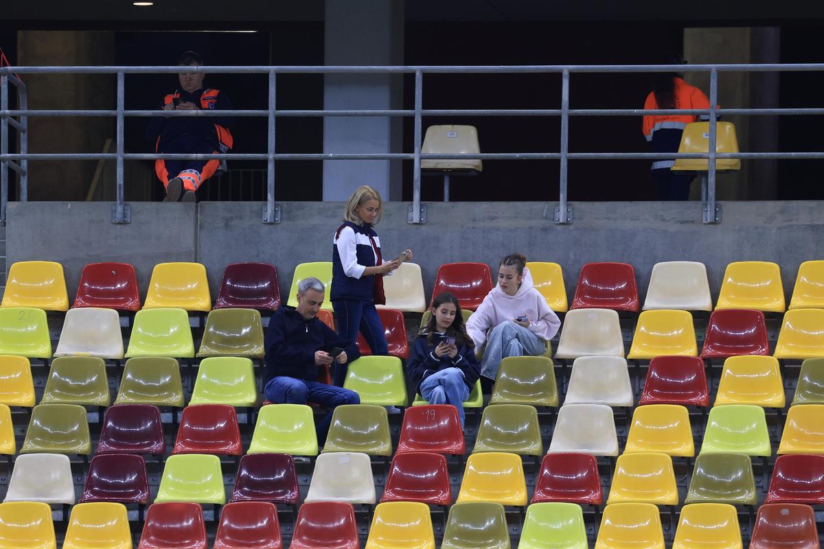 De ce au fost fani în tribune la România - Bosnia, deși UEFA a interzis accesul spectatorilor