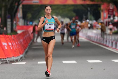 Yasmina Toxanbayeva trecând prima linia de sosire la Jocurile Asiei în proba de maraton-marș Foto: Guliver/GettyImages