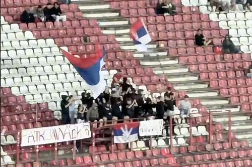 Mesajele afișate în tribună la meciul Serbia - Olanda // foto: sportsport.ba