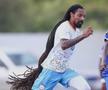 Aedan Scipio (Anguilla) a fost tras de păr de Keon Greene și de Shalon Knight din Antigua și Barbuda, în timpul unui meci din Liga Națiunilor CONCACAF