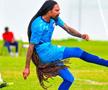 Aedan Scipio (Anguilla) a fost tras de păr de Keon Greene și de Shalon Knight din Antigua și Barbuda, în timpul unui meci din Liga Națiunilor CONCACAF