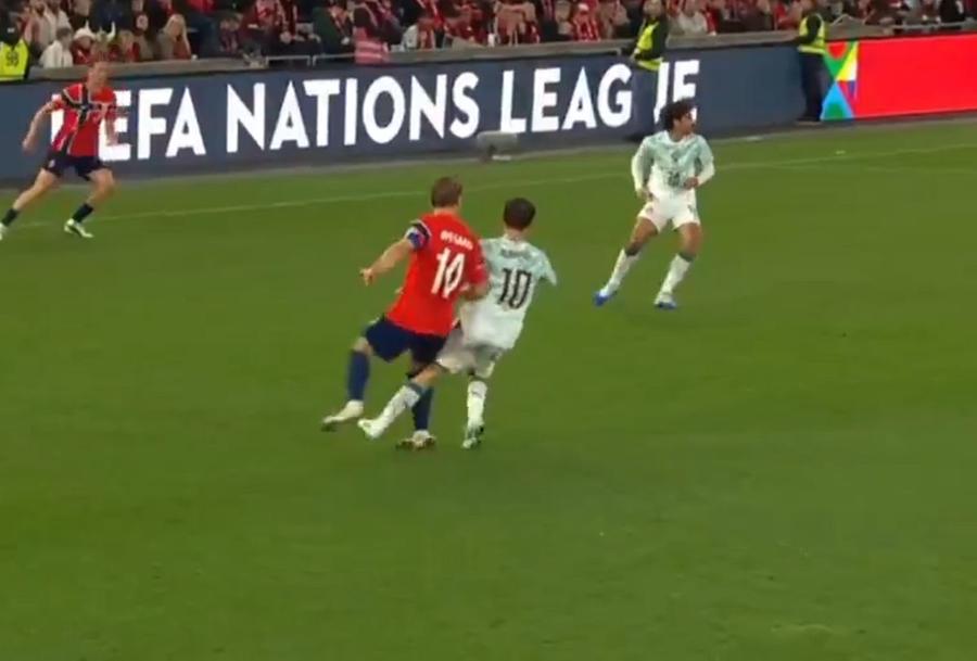 Bernardo Silva l-a atacat pe Martin Odegaard din spate/ Foto: Captură X.com @DailyAFC Acuzat după Norvegia - Portugalia: „E o mișcare murdară, și-a pierdut complet capul!”