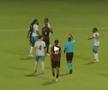 Aedan Scipio (Anguilla) a fost tras de păr de Keon Greene și de Shalon Knight din Antigua și Barbuda, în timpul unui meci din Liga Națiunilor CONCACAF
