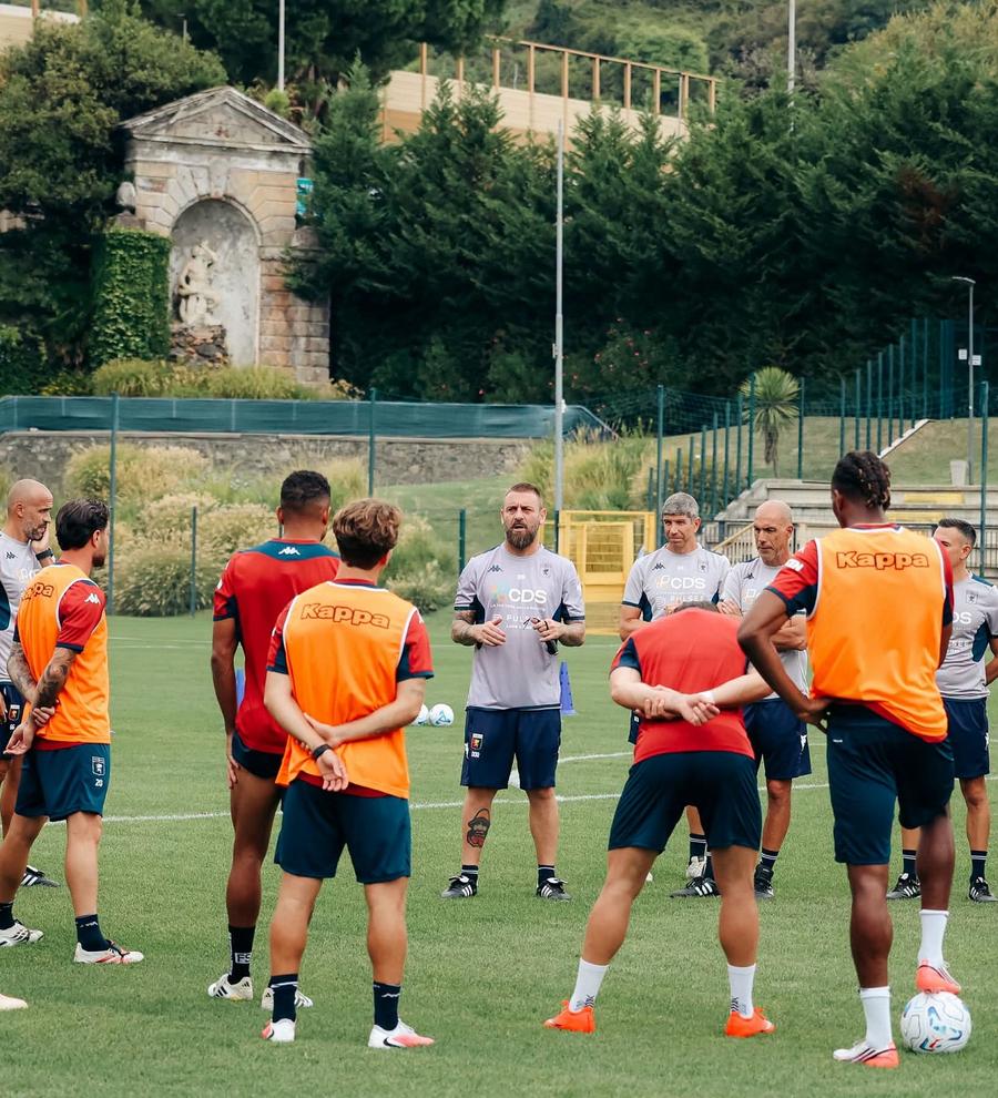 Daniele De Rossi, indicații la ultimul antrenament. Foto: Genoa CFC Genoa ia în serios amicalul cu Rapid: „Trebuie să ne trezim!”
