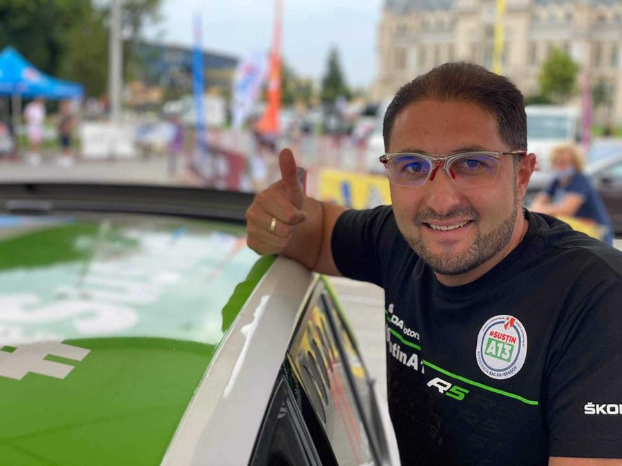 Adrian Răspopa, organizator și pilot, lângă modelul performant Skoda Fabia R5 condus în raliul Moldovei Wilo România, un partener puternic al ediției aniversare a Raliului Moldovei Bacău