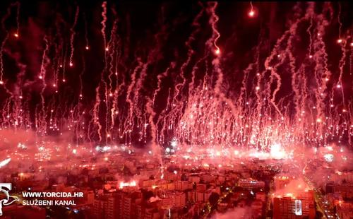 „Torcida Split”, cel mai mare grup de suporteri din Croația, a sărbătorit 70 de ani de la înființare printr-un spectacol pirotehnic fără seamăn.
