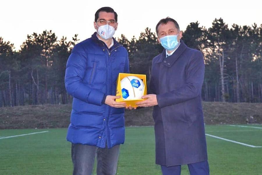 Sorin Cîrjan (în dreapta), alături de Răzvan Burleanu „La fel ca în «O scrisoare pierdută»” » Ce a putut să facă un primar în Liga 3, pentru a nu pierde meciul la „masa verde”