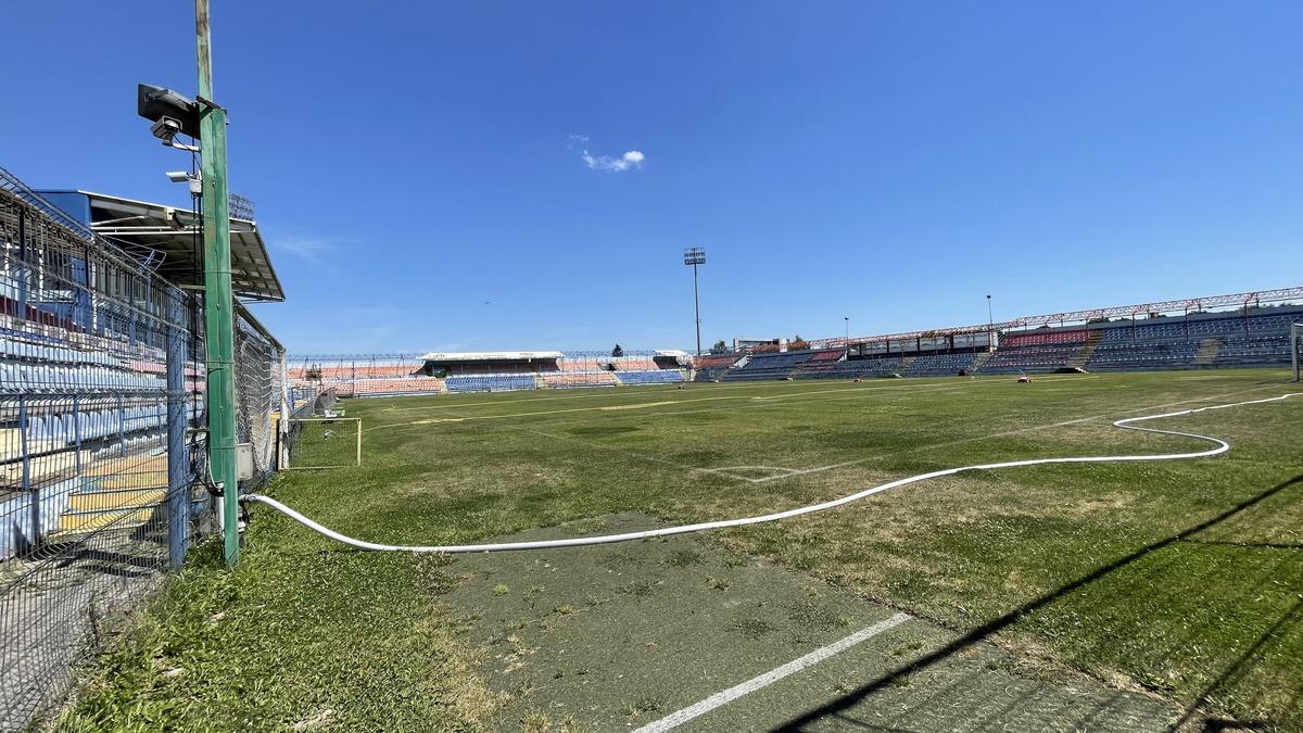 Fără fotbal şi blocat de procese » Imagini dezolante cu stadionul din Târgu Mureș