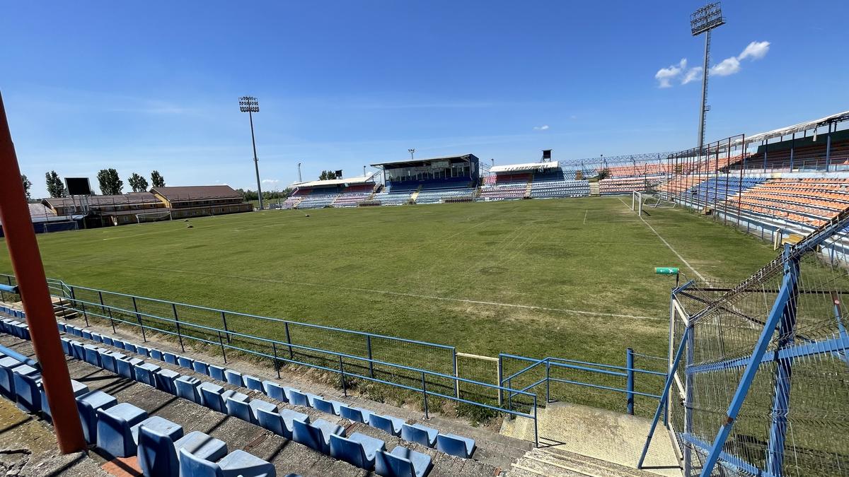 Fără fotbal şi blocat de procese » Imagini dezolante cu stadionul din Târgu Mureș