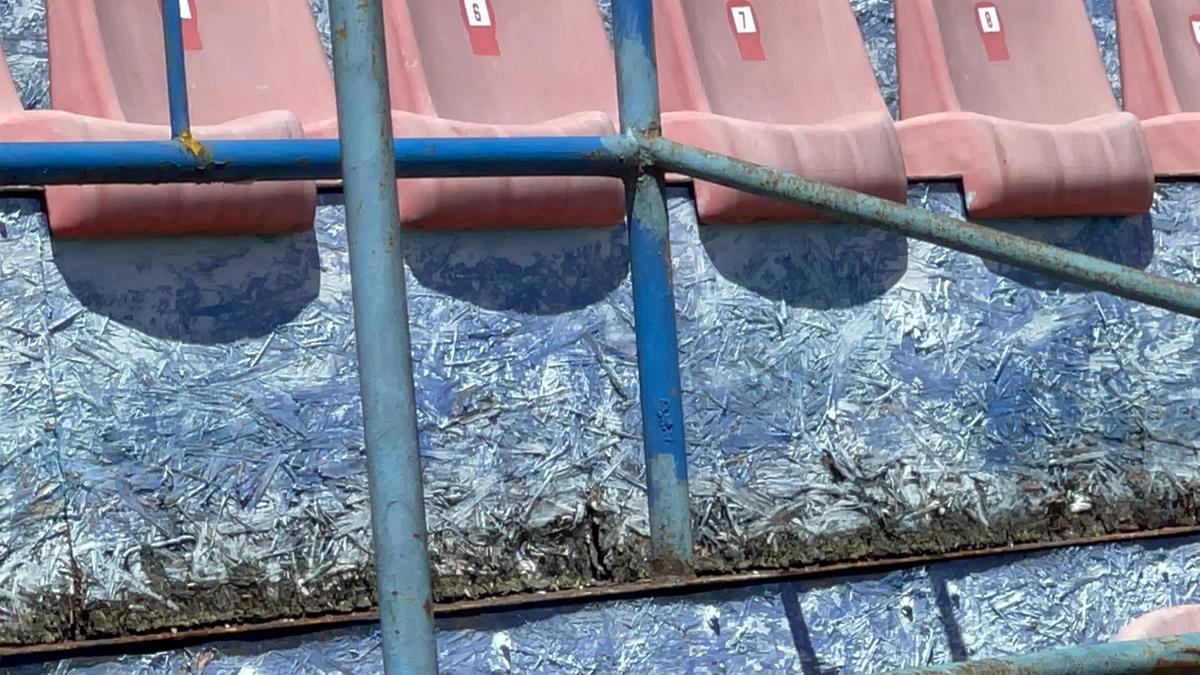 Fără fotbal şi blocat de procese » Imagini dezolante cu stadionul din Târgu Mureș