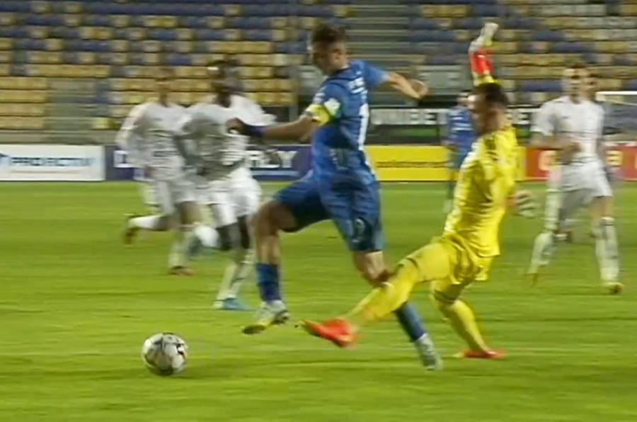 Încă două erori mari în Liga 1! Arbitrul, ironizat în direct » VAR nu a intervenit!