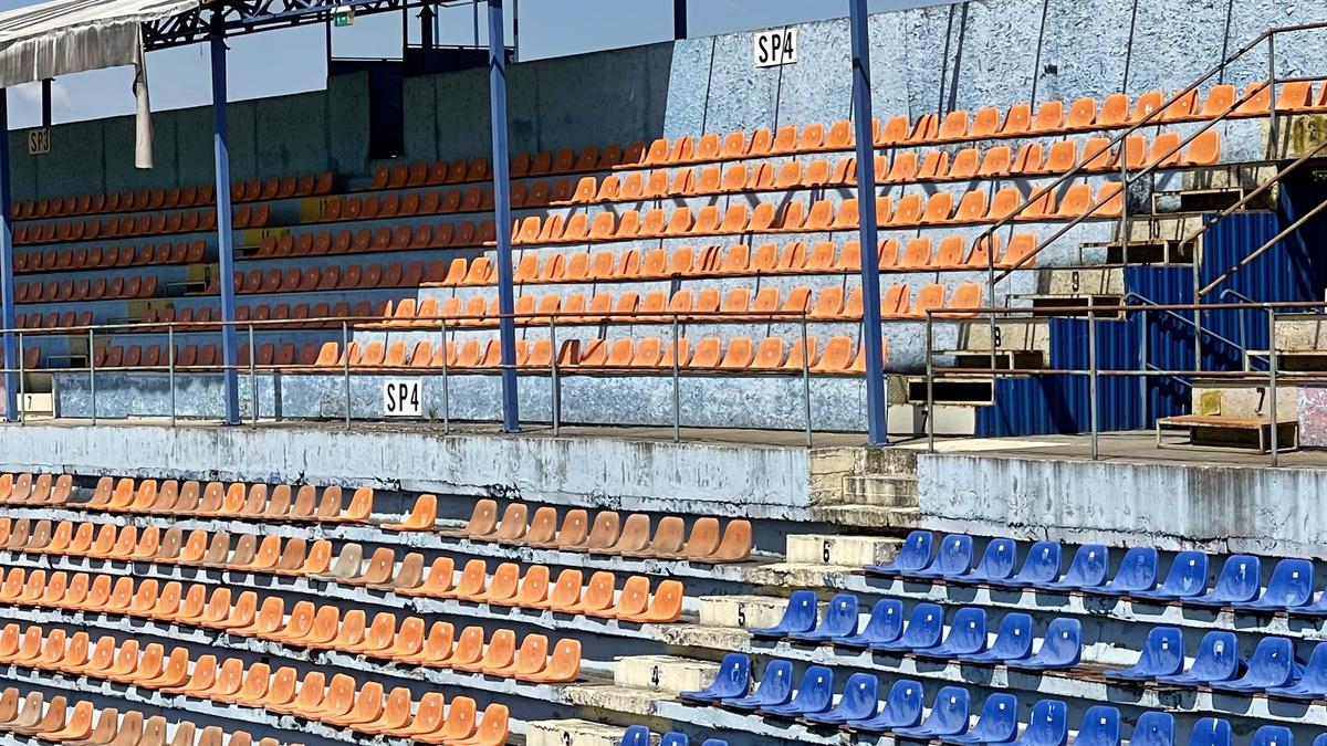 Fără fotbal şi blocat de procese » Imagini dezolante cu stadionul din Târgu Mureș