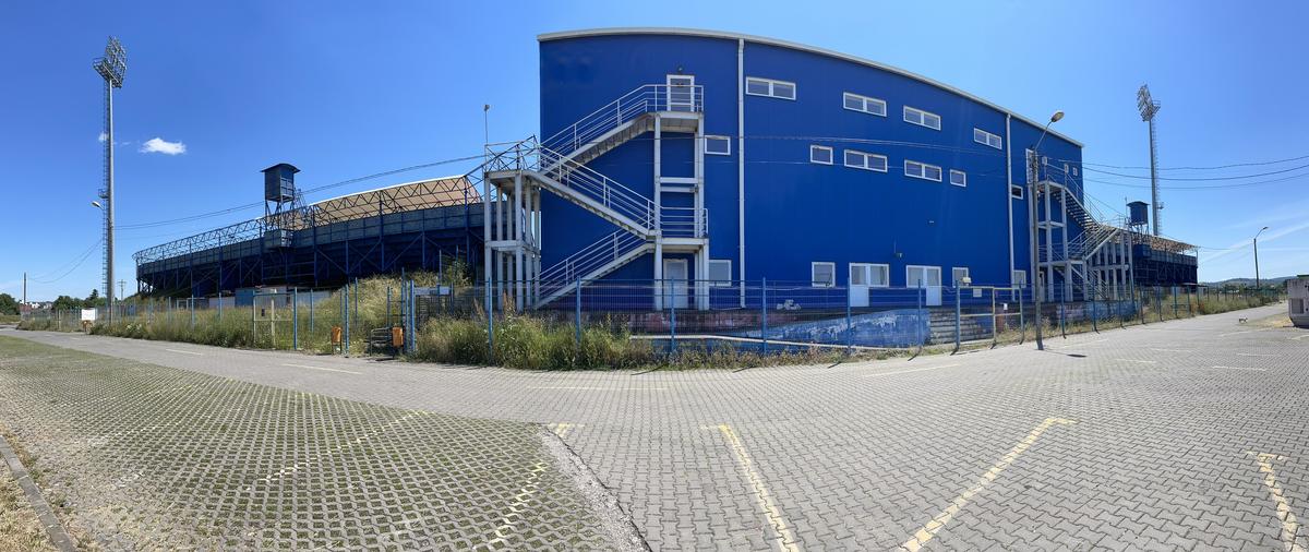 Fără fotbal şi blocat de procese » Imagini dezolante cu stadionul din Târgu Mureș