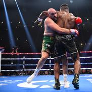 Aproape de un ȘOC istoric! Ngannou l-a trimis la podea pe Tyson Fury, dar a pierdut meciul! Decizie controversată a arbitrilor. Foto: Guliver/GettyImages