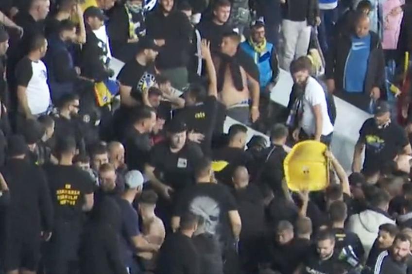 Bătaie cu scaune, steaguri și jandarm rănit în Petrolul - FCSB