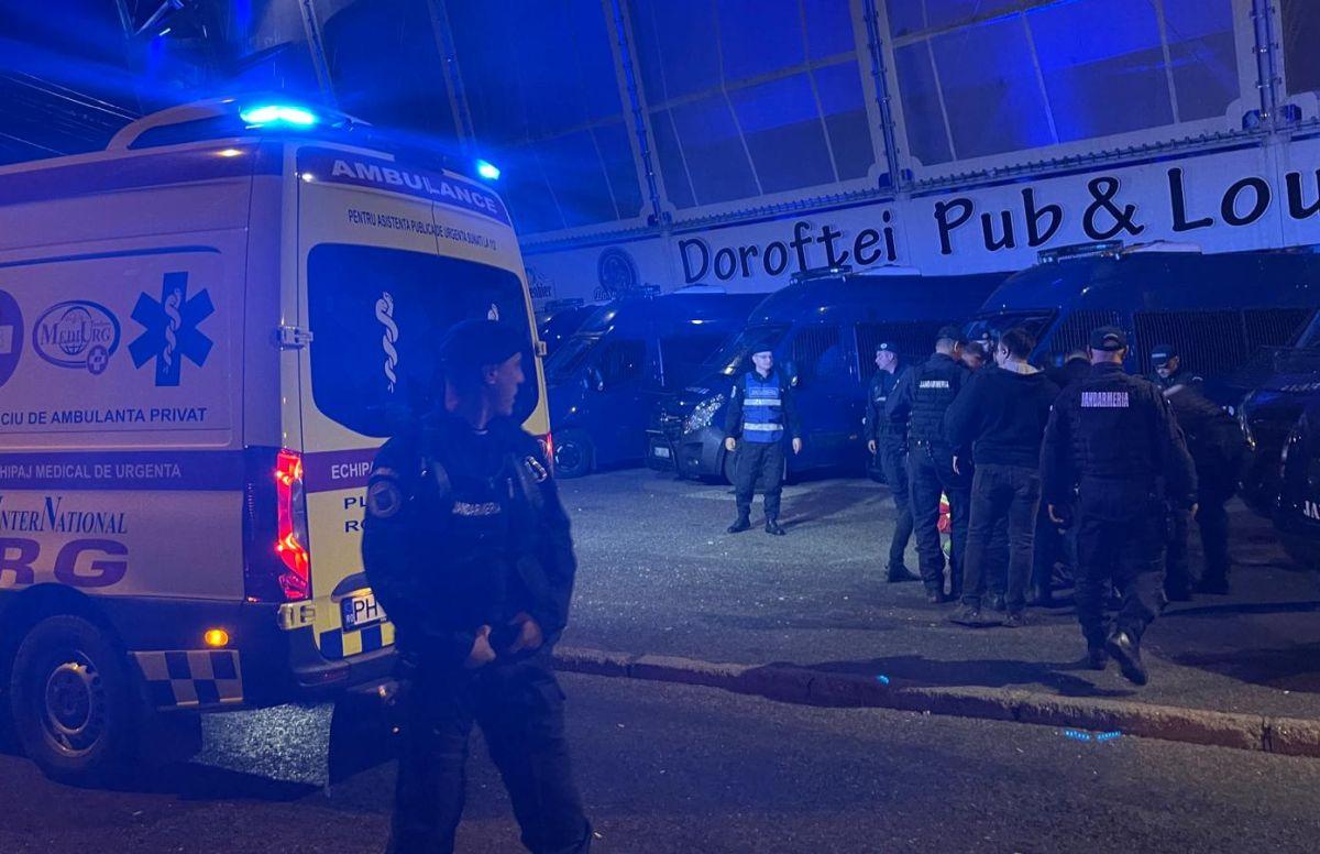 Bătaie cu scaune, steaguri și jandarm rănit în Petrolul - FCSB