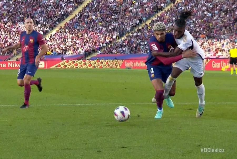 El Clasico sau MMA? Barcelona și Real Madrid au cerut câte un penalty la două faze controversate