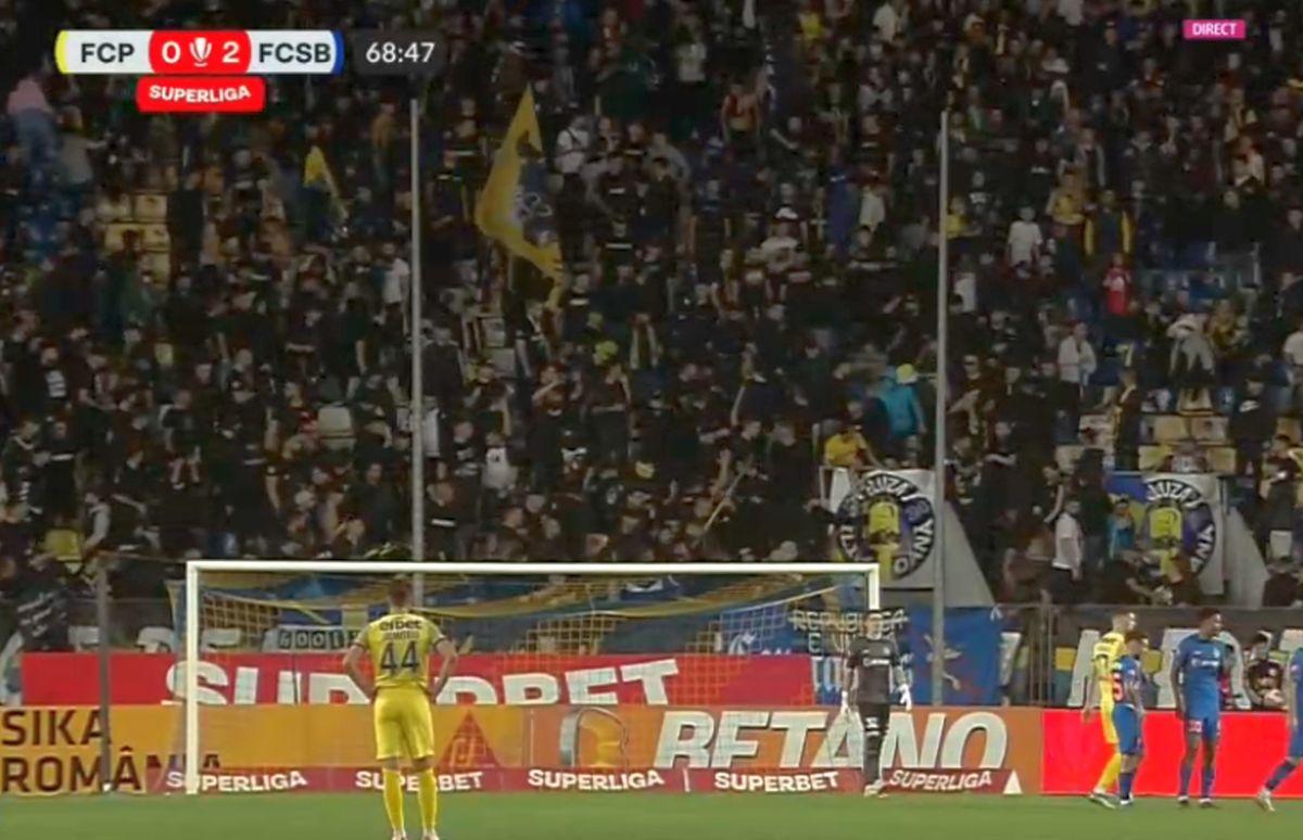 Bătaie cu scaune, steaguri și jandarm rănit în Petrolul - FCSB