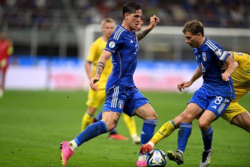 Nicolo Zaniolo (stânga) a scăpat de acuzația că a pariat ilegal pe meciuri de fotbal. Foto: Imago Images