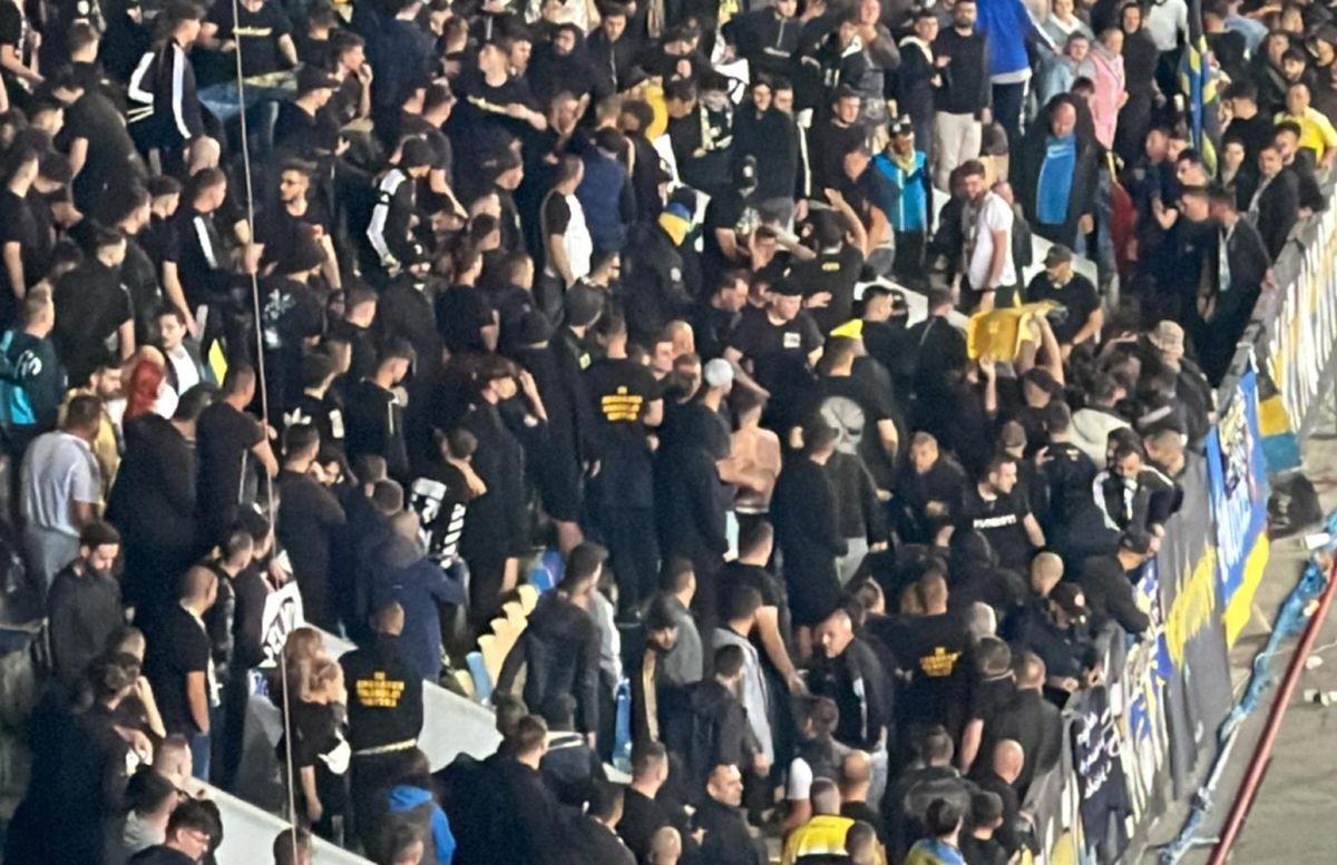 Bătaie cu scaune, steaguri și jandarm rănit în Petrolul - FCSB