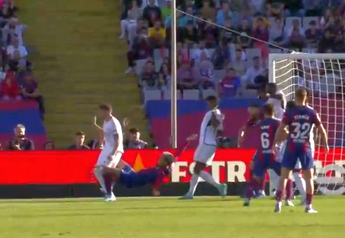 El Clasico sau MMA? Barcelona și Real Madrid au cerut câte un penalty la două faze controversate