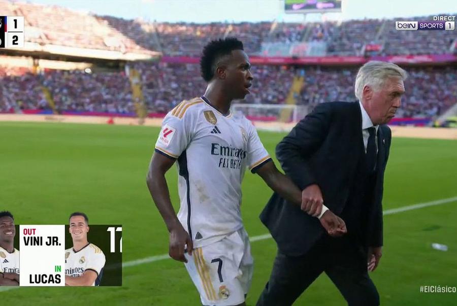 foto: captură Twitter Vinicius, greu de stăpânit în El Clasico » Ancelotti l-a luat furios de mână și l-a trimis pe bancă