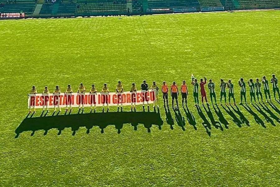 Banner-ul afișat de fotbaliștii Mioveniului / Sursă foto: Facebook Se întâmplă în fotbalul românesc » Au protestat pe teren după măsura cerută de DNA: „Respectăm omul!”