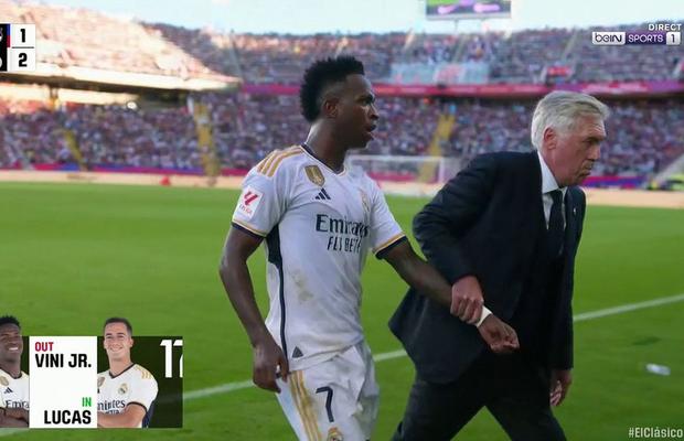 Vinicius, greu de stăpânit în El Clasico » Ancelotti l-a luat furios de mână și l-a trimis pe bancă