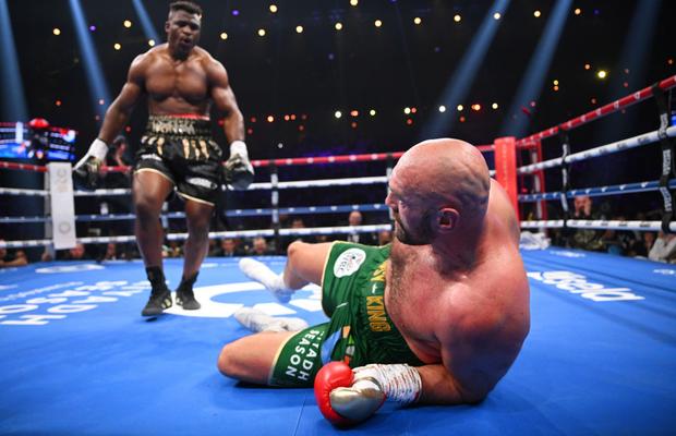 Mike Tyson, fără menajamente, după ce Francis Ngannou a pierdut meciul cu Tyson Fury: „Toată lumea știe ce s-a întâmplat de fapt!” » Și camerunezul acuză: „Ar fi fost o supărare pentru ei dacă aș fi câștigat, le-aș fi distrus afacerea”