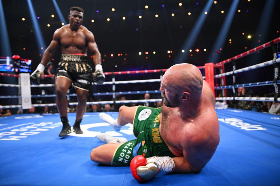 Tyson Fury, pus la pământ în runda a 3-a de Francis Ngannou. Foto: Guliver/GettyImages Aproape de un ȘOC istoric! Ngannou l-a trimis la podea pe Tyson Fury, dar a pierdut meciul! Decizie controversată a arbitrilor