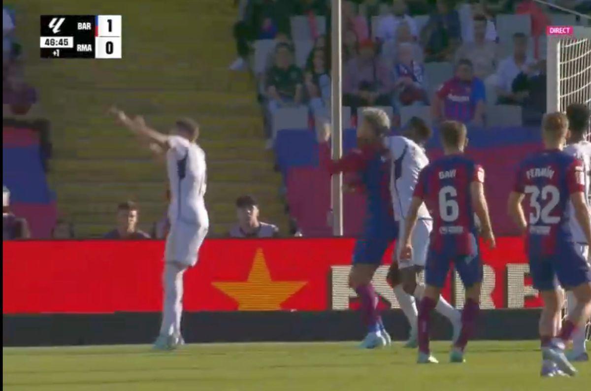 El Clasico sau MMA? Barcelona și Real Madrid au cerut câte un penalty la două faze controversate