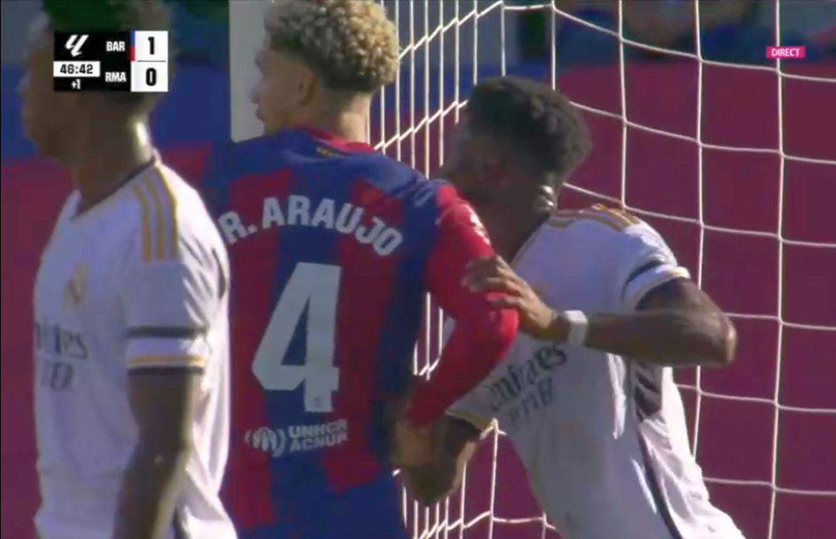 Barcelona a cerut penalty la un duel suspect din El Clasico