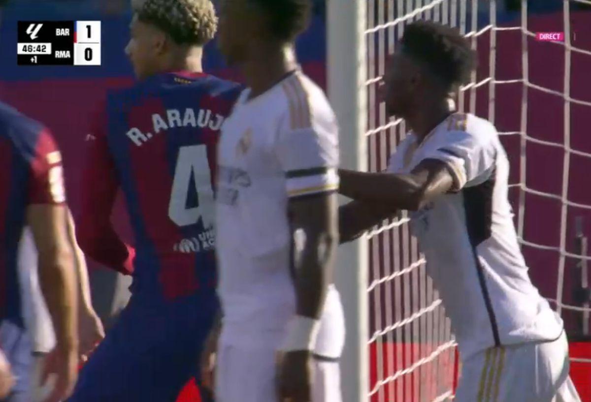 Barcelona a cerut penalty la un duel suspect din El Clasico